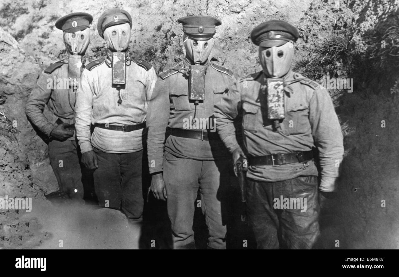 Ufficiali russi con gasmasks WWI 1916 Storia Prima Guerra Mondiale guerra del gas ufficiali russi con gasmasks in una trincea 16 Foto 9 1916 Foto Stock