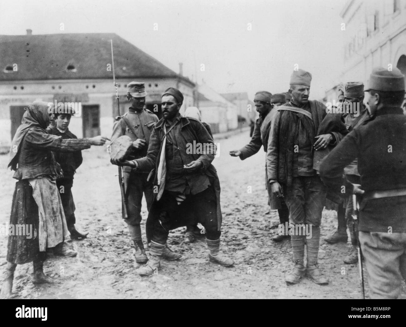 2 g55 K1 1916 19 alimentando il serbo POWs WWI 1916 Storia Guerra Mondiale i prigionieri di guerra la guerra nei Balcani il serbo POWs essendo guarde Foto Stock