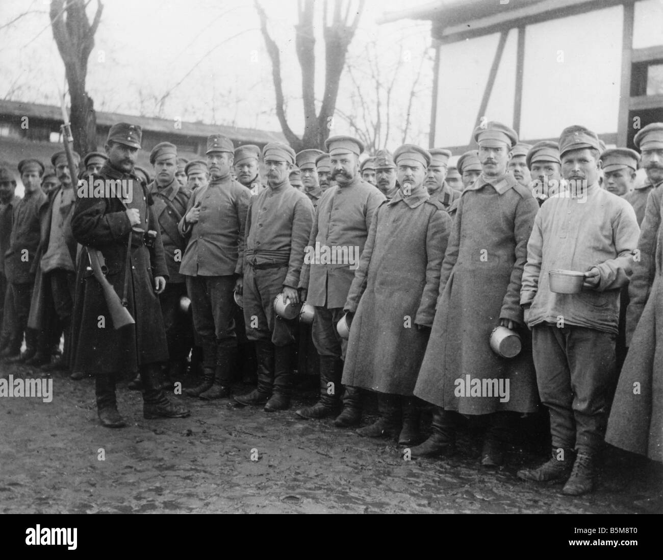 2 g55 K1 1916 2 soldato austriaco POWs WWI 1916 Storia Guerra Mondiale i prigionieri di guerra un soldato della Imperiale e Reale Austrian Foto Stock