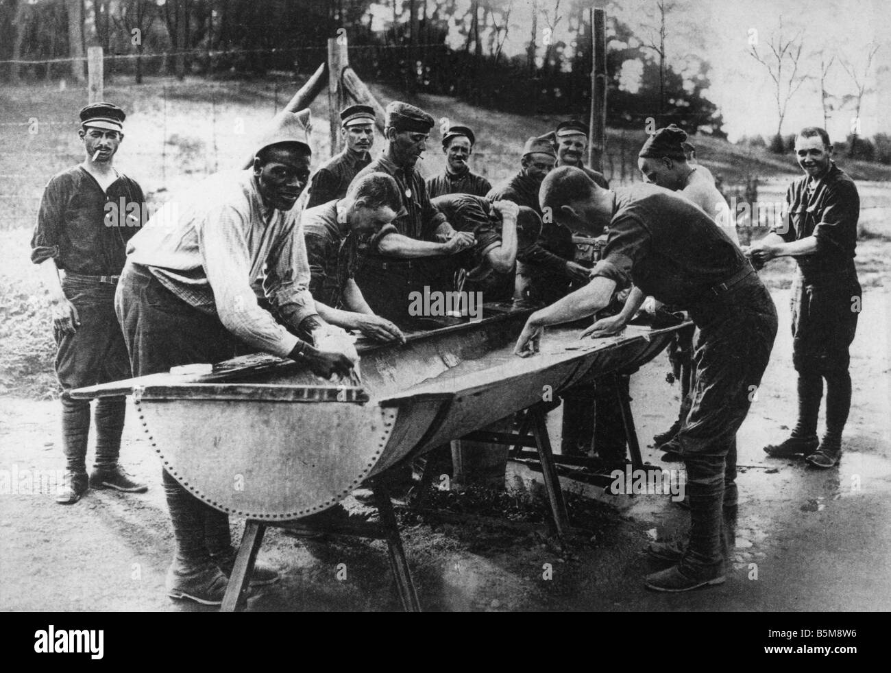 2 g55 K1 1918 7 e American POWs lavaggio WWI c1918 Storia Guerra Mondiale i prigionieri di guerra in American POW Camp washin prigionieri Foto Stock