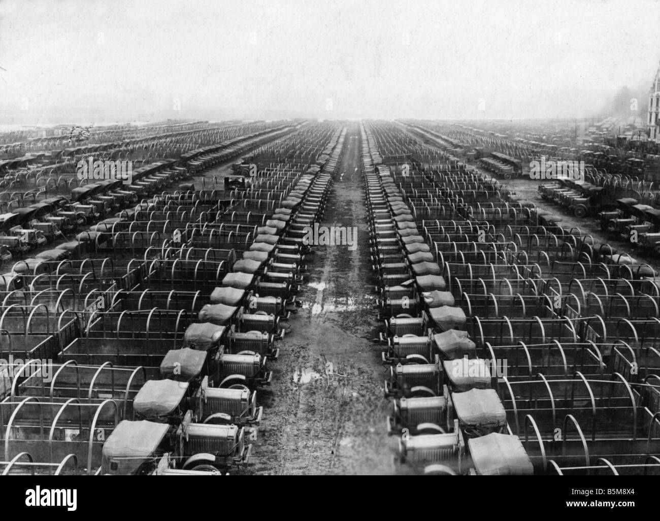 Le righe delle vetture tedesche WWI 1918 19 Storia Prima Guerra Mondiale bottino di guerra US Army auto pound confiscati vetture tedesche a Koblenz foto c 1918 Foto Stock