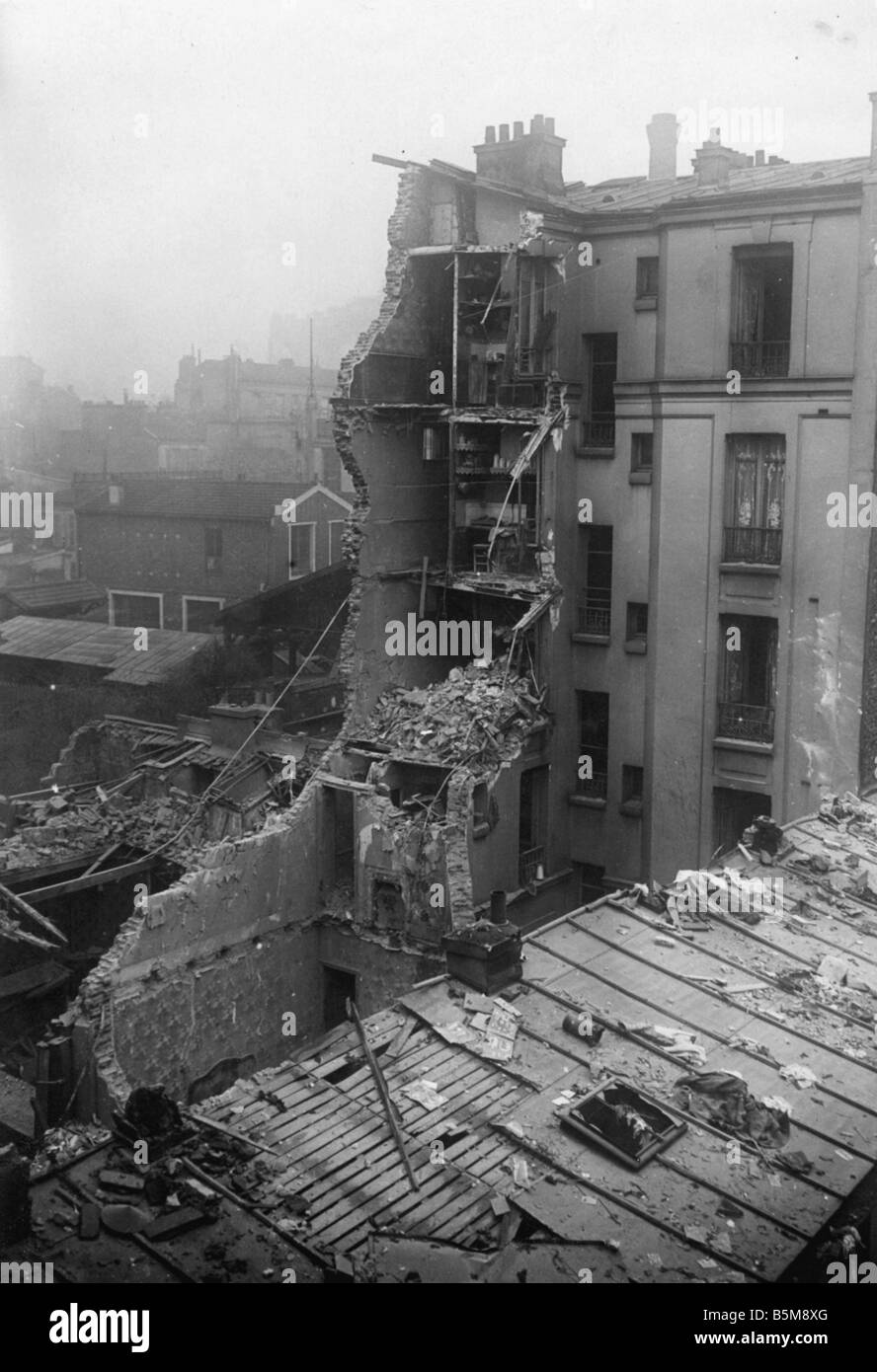 2 G55 L2 1916 10 guerra aerea distrutto casa Parigi la storia della prima guerra mondiale la guerra aerea Zeppelin attacco del German Airforce su Parigi Foto Stock