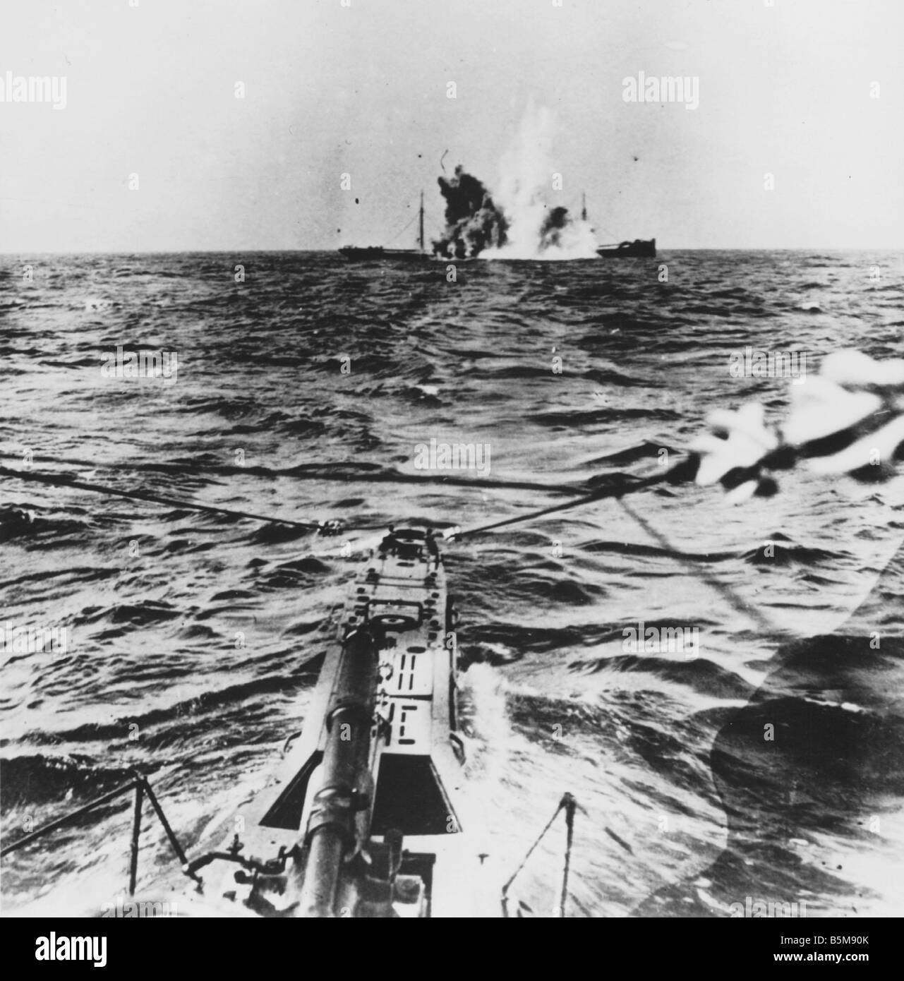 German U Boat attaccare la Prima Guerra Mondiale La Storia La guerra sul mare siluro di attacco da parte di un tedesco U Barca su una nave nemica foto senza data Foto Stock