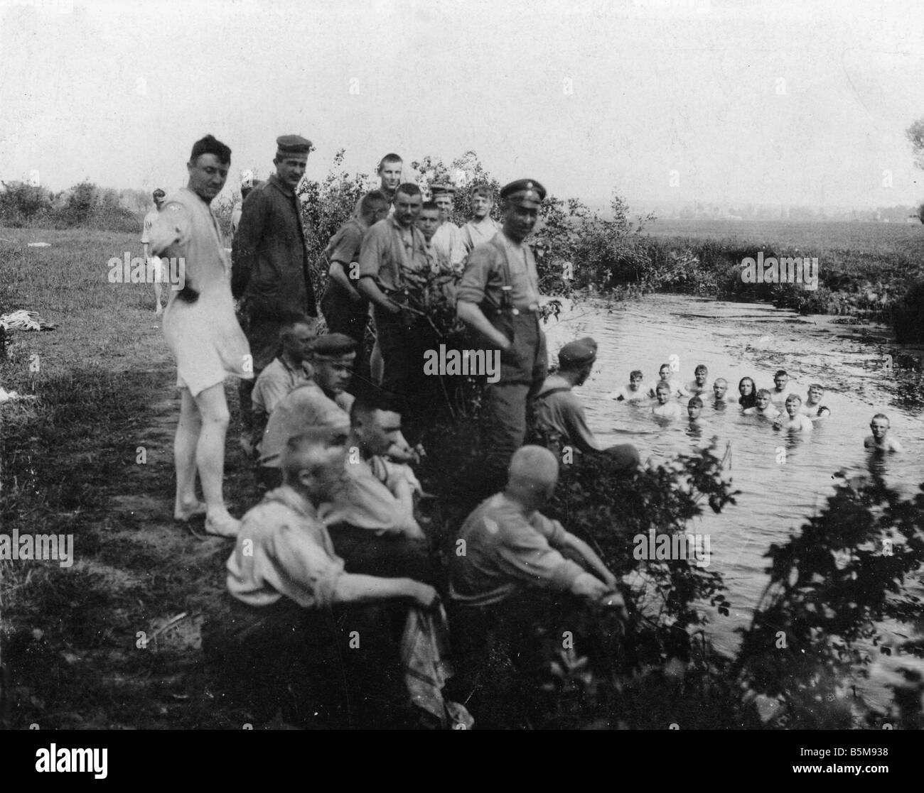 2 G55 O1 1915 3 soldati il lavaggio della Polonia WWI 1915 Storia La Prima Guerra Mondiale sul fronte orientale il lavaggio di soldati in un fiume in Polonia foto 1 Foto Stock