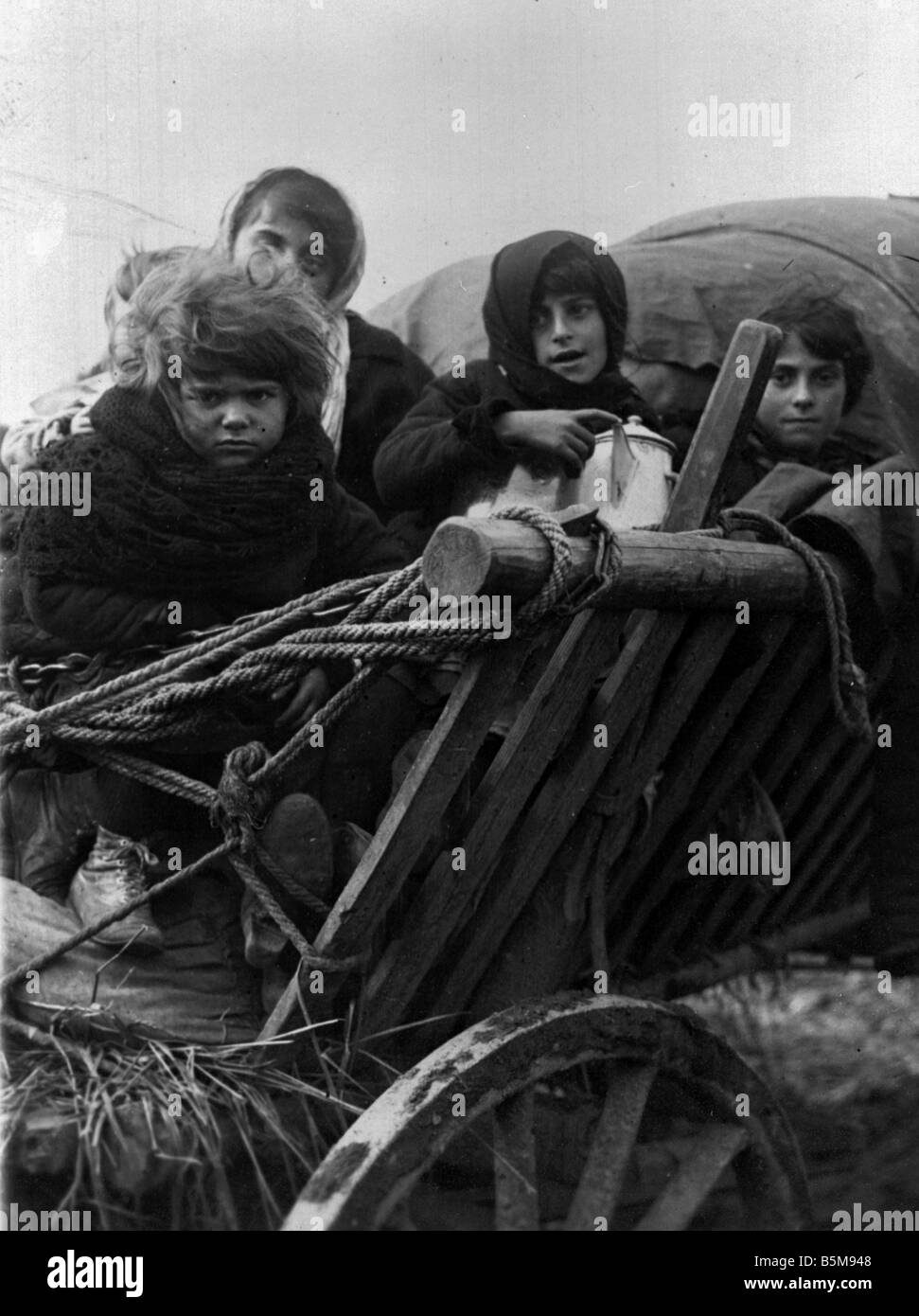 2 G55 O1 1916 21 e rifugiati in Lituania WWI c 1916 Storia La Prima Guerra Mondiale sul fronte orientale i rifugiati su un carrello in Lituania ph amatoriale Foto Stock