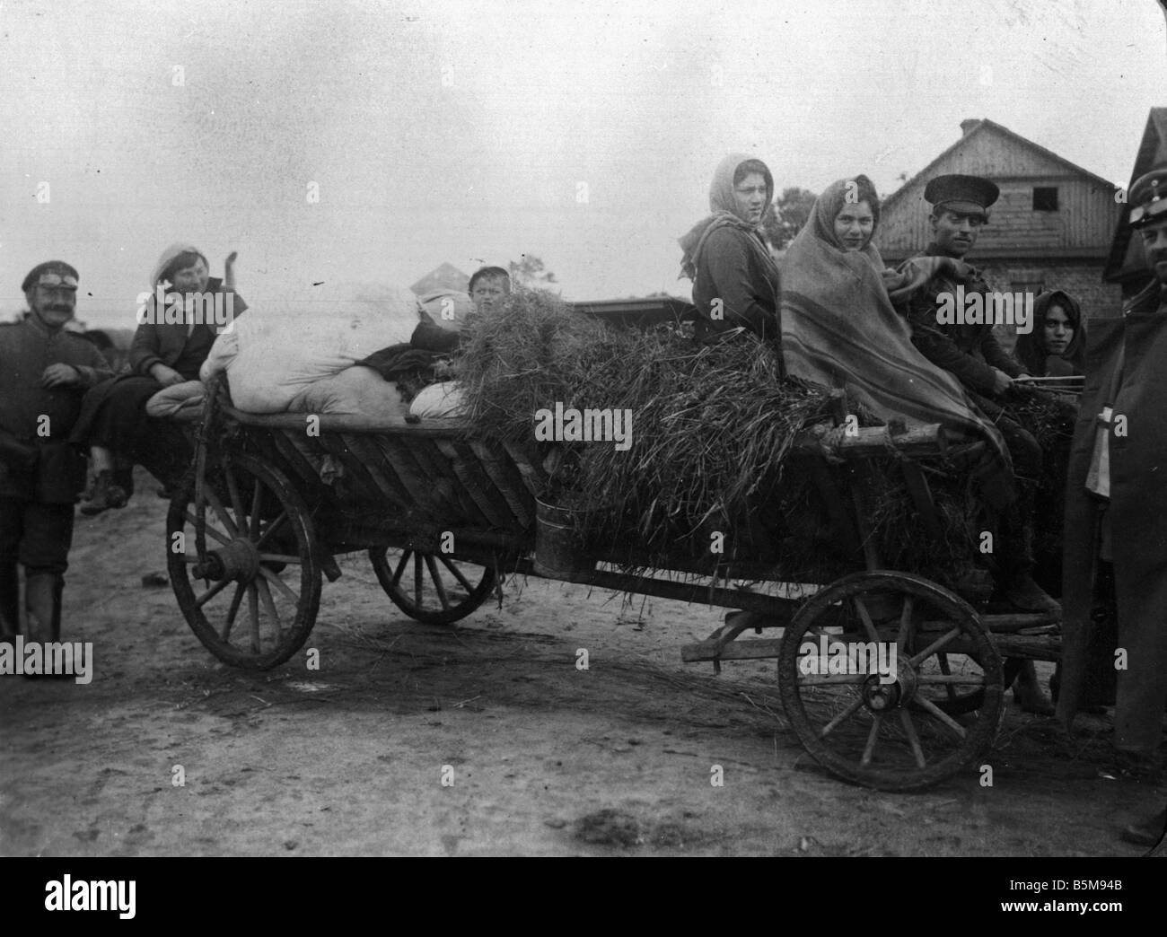 2 G55 O1 1916 22 e rifugiati in Lituania WWI C 1916 6 Storia La Prima Guerra Mondiale sul fronte orientale i rifugiati su un carrello in Lituania amatoriale Foto Stock