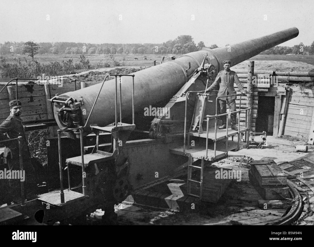 2 G55 O1 1916 26 cannone navale anteriore orientale c 1916 Storia La Prima Guerra Mondiale sul fronte orientale una nave giapponese il cannone in un'artiglieria tedesca Foto Stock