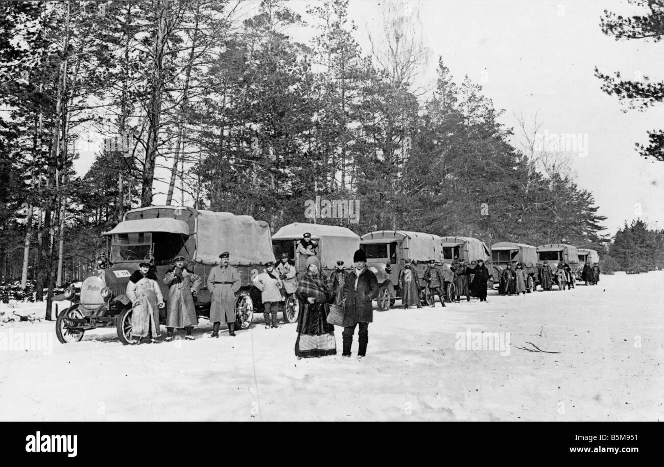 2 G55 O1 1916 32 convoglio di camion tedeschi WWI c 1916 Storia La Prima Guerra Mondiale sul fronte orientale un convoglio di Esercito Tedesco carrelli di alimentazione Amat Foto Stock