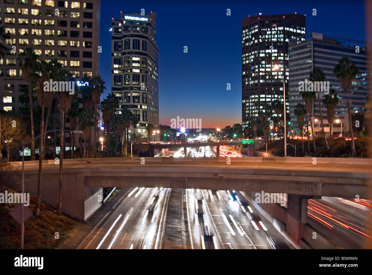 Noi 101, Porto Freeway la skyline, crepuscolo di Los Angeles, California, USA il traffico CA mobile city scape notte Foto Stock