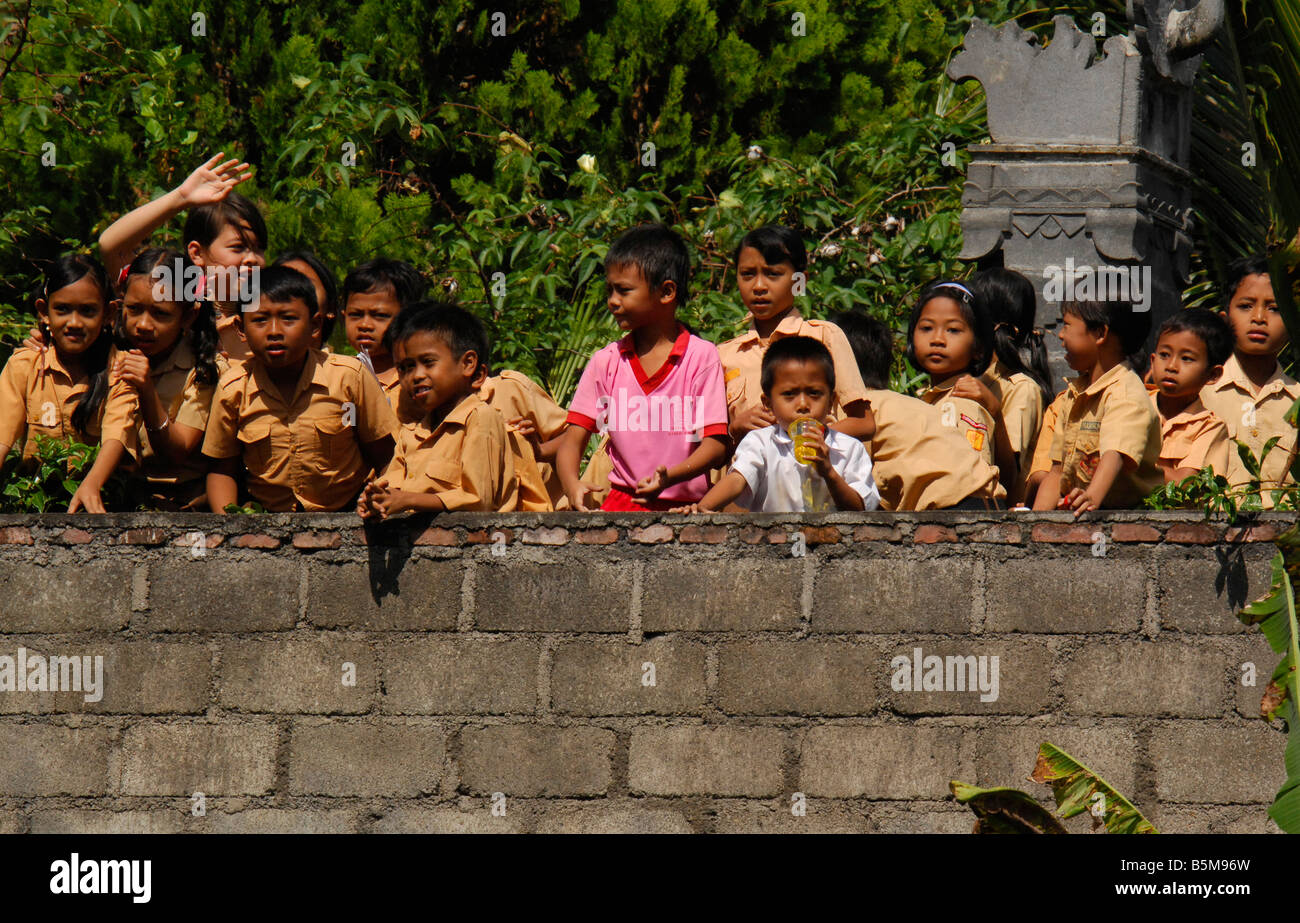 Scuola Balinese i ragazzi a scuola la recinzione, Bali, Indonesia Foto Stock