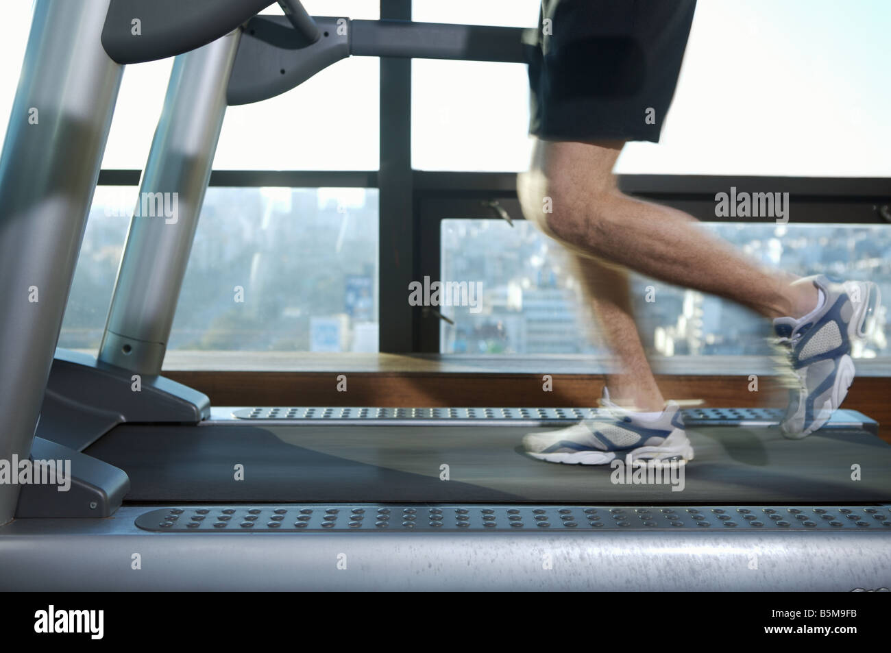 L'uomo esercita su un tapis roulant. Foto Stock