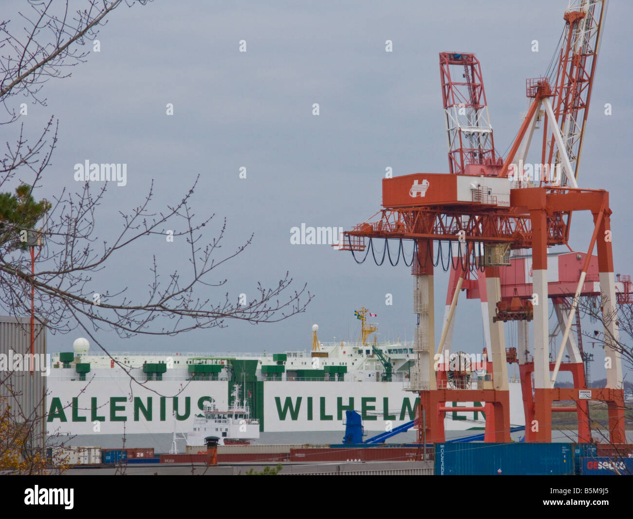 Il sollevamento di carichi pesanti gru a Halifax docks in Nova Scotia Canada Foto Stock