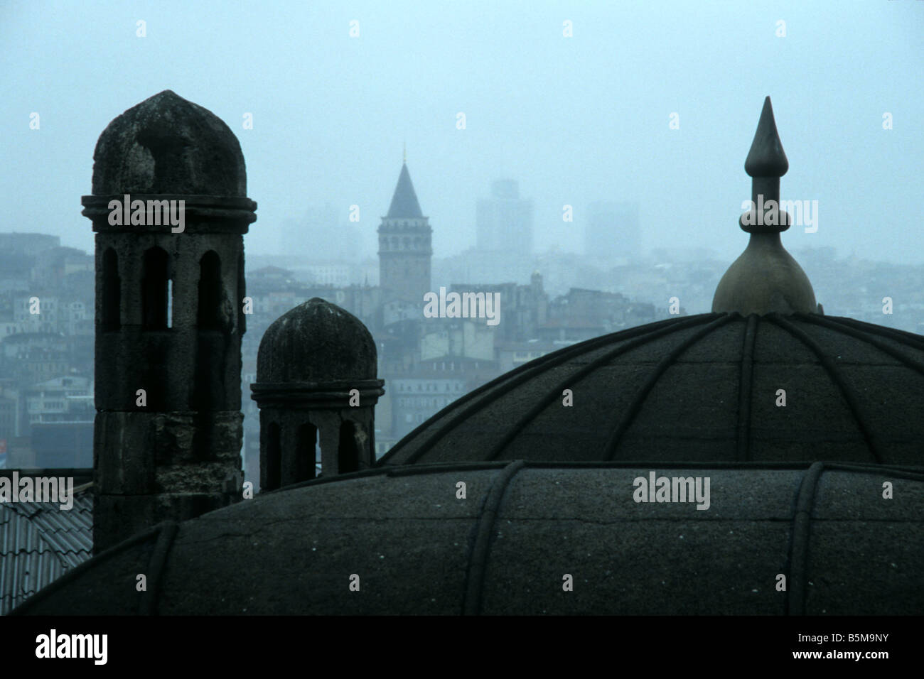 Vista di Istanbul la città capitale della Turchia lookinh verso la Torre di Galata Foto Stock