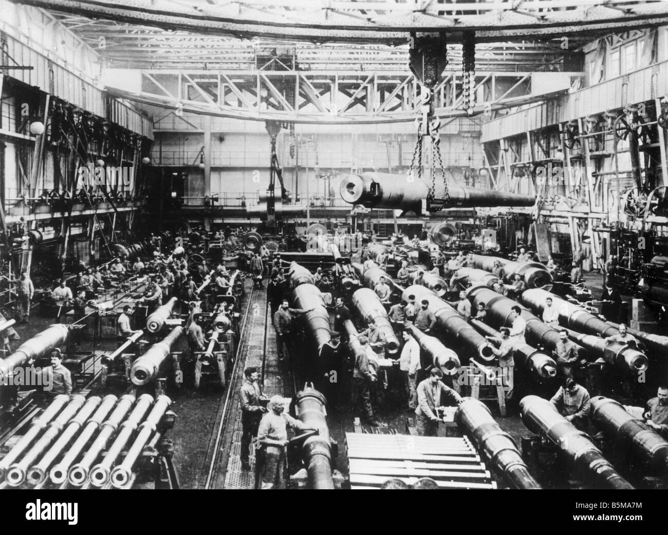 La Krupp cannon factory WWI 1909 Storia Prima Guerra Mondiale industria degli armamenti Germania 1909 workshop Cannon V della Krupp Foto di fabbrica Foto Stock