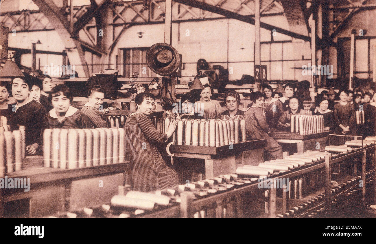 2 G55 R1 1914 2 e le donne nell'industria degli armamenti Lyon WW1 Storia Guerra Mondiale 1 1914 18 industria degli armamenti Usine de materiel de Guerre de L Foto Stock