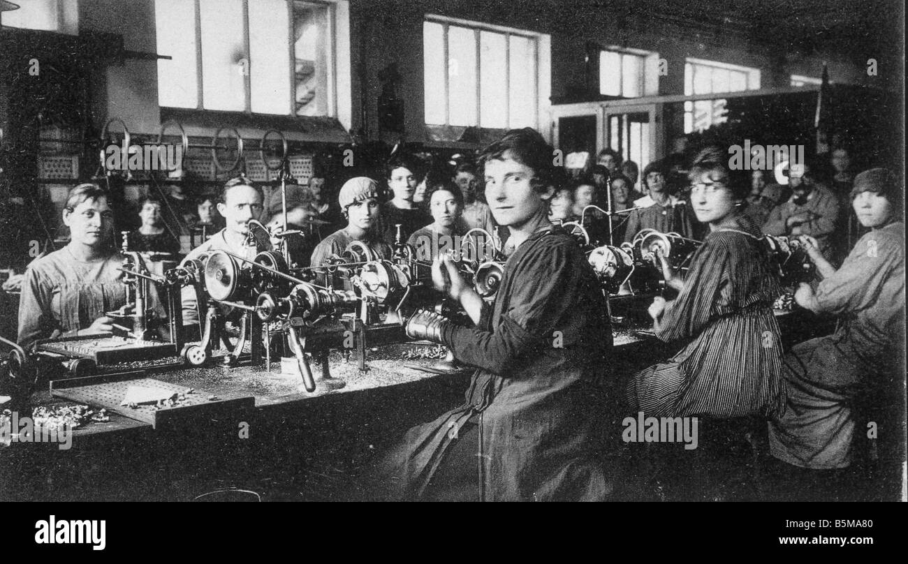 2 G55 R1 1915 2 fabbrica in Lyon foto c 1915 Storia Guerra Mondiale una industria degli armamenti Usine de materiel de Guerre de Lyon Atelie Foto Stock