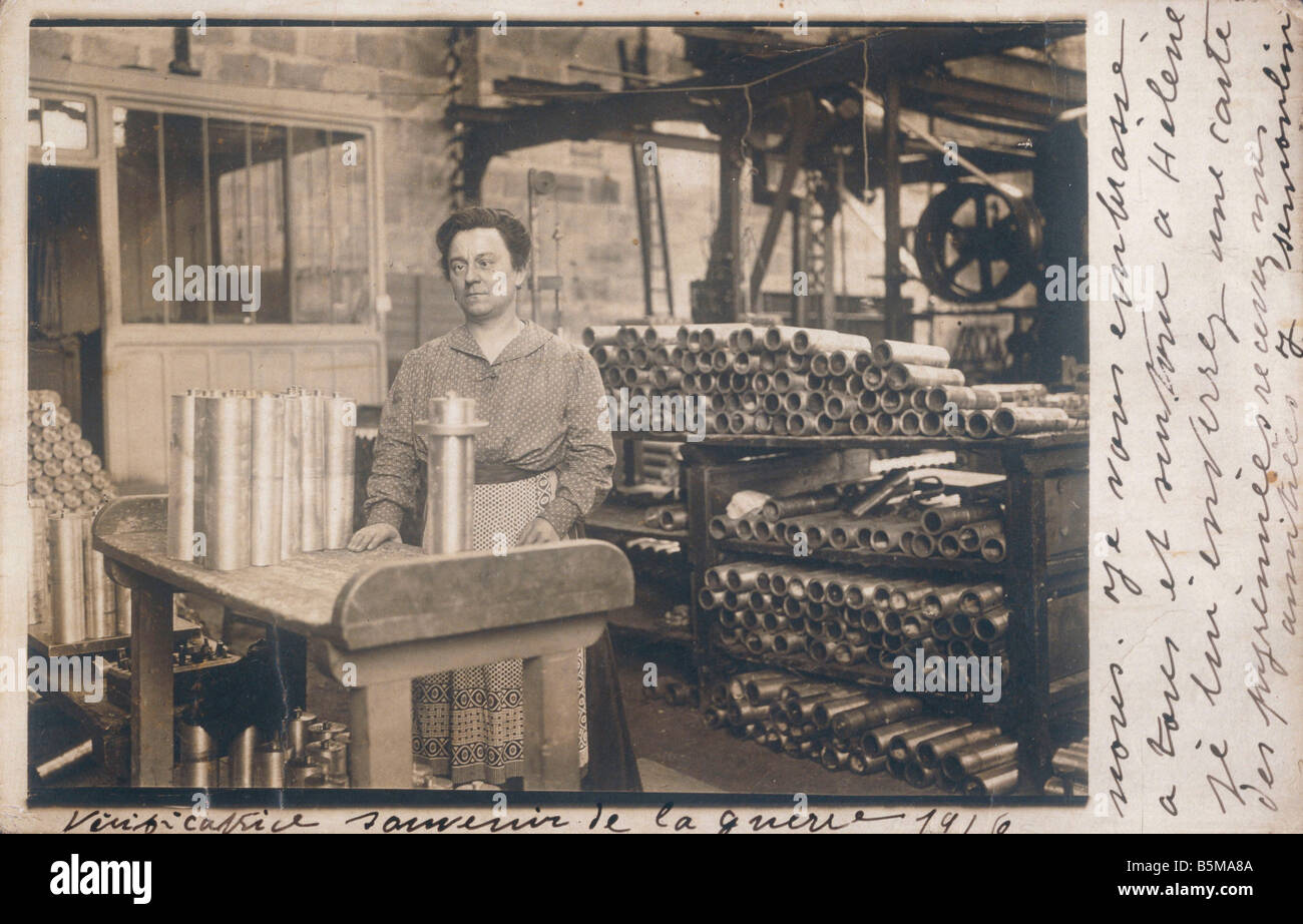 2 G55 R1 1916 1 Donna nella industria degli armamenti Guerra Mondiale 1 Storia Guerra Mondiale 1 1914 18 industria degli armamenti Verificatrice souvenir de la guerre Foto Stock