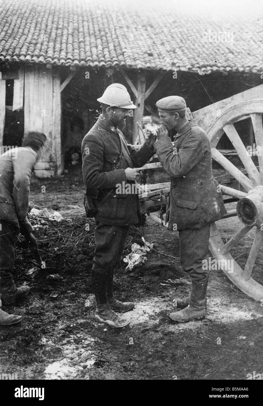 2 G55 W1 1915 17 Francese Tedesco soldati di fumare la prima guerra mondiale la storia I Guerra Mondiale fronte occidentale la comunicazione su frontiere nemico un francese Foto Stock