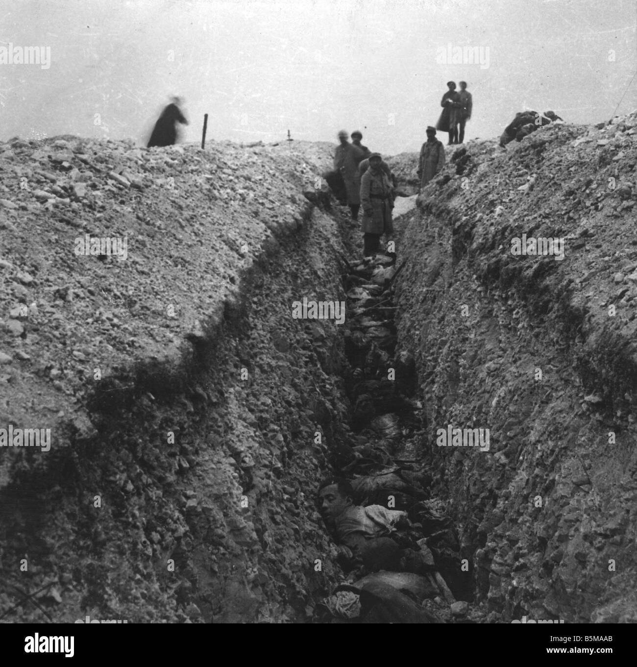 2 G55 W1 1915 20 e morti soldati tedeschi in trincea 1915 Storia Prima Guerra Mondiale fronte occidentale tedesco morto i soldati in una trincea dopo Foto Stock