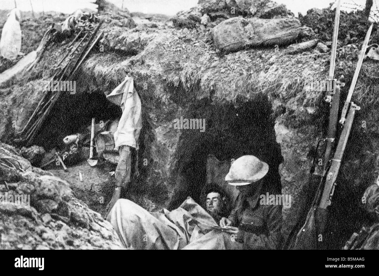 I soldati britannici in scavo WWI 1915 Storia Prima Guerra Mondiale fronte occidentale una guerra di trincea soldati britannici in una trincea foto c 1915 Foto Stock
