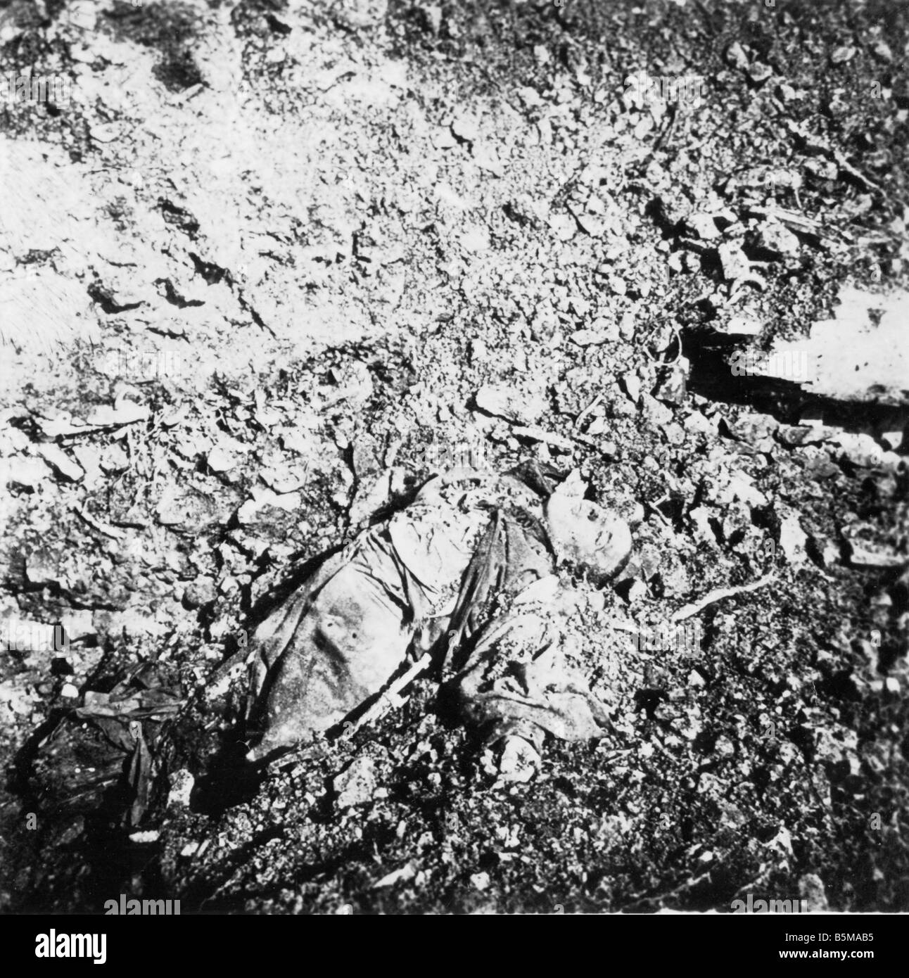 2 G55 W1 1916 10 Western corpo anteriore di un soldato storia WWI fronte occidentale mezzo sepolto il corpo di un soldato ucciso dall'esplosione Foto Stock