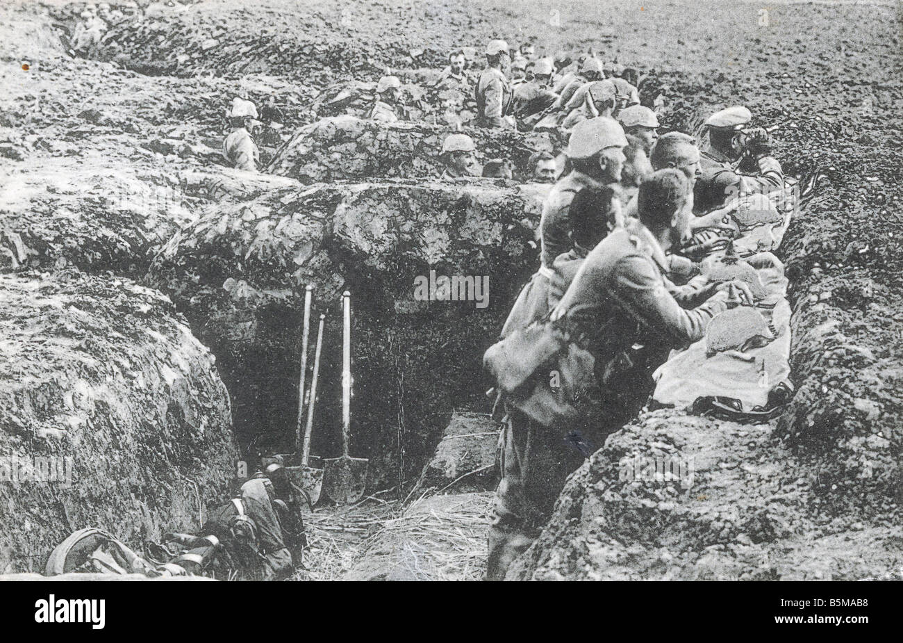 2 G55 W1 1916 13 WWI osservazione post trincea 1916 Storia WWI fronte occidentale una guerra di trincea soldati tedeschi in una trincea osservando Foto Stock