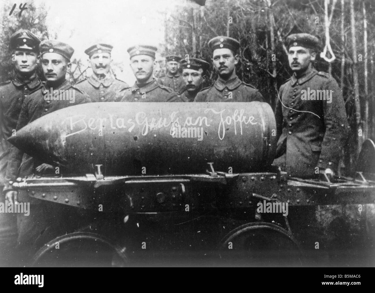 2 G55 W1 1916 30 WWI Ger truppe di artiglieria con shell 1916 Storia Prima Guerra Mondiale fronte occidentale tedesco truppe di artiglieria con un guscio Foto Stock
