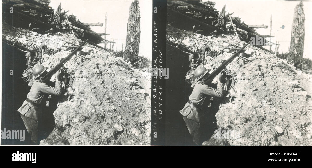 2 G55 W1 1916 8 E FRONTE OCCIDENTALE soldato francese con la pistola storia WWI fronte occidentale soldato francese di scatto a un aereo nemico con Foto Stock