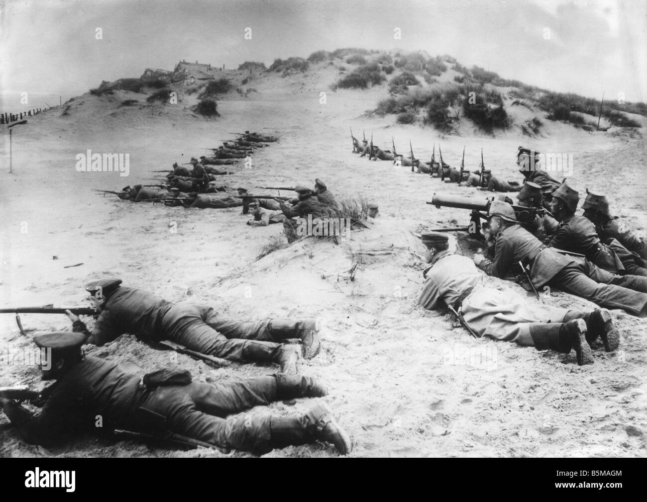 2 G55 W1 1918 55 WWI marines tedesco di Ostenda in Belgio la storia della prima guerra mondiale fronte occidentale tedesco marines e mitraglieri in Dune Foto Stock