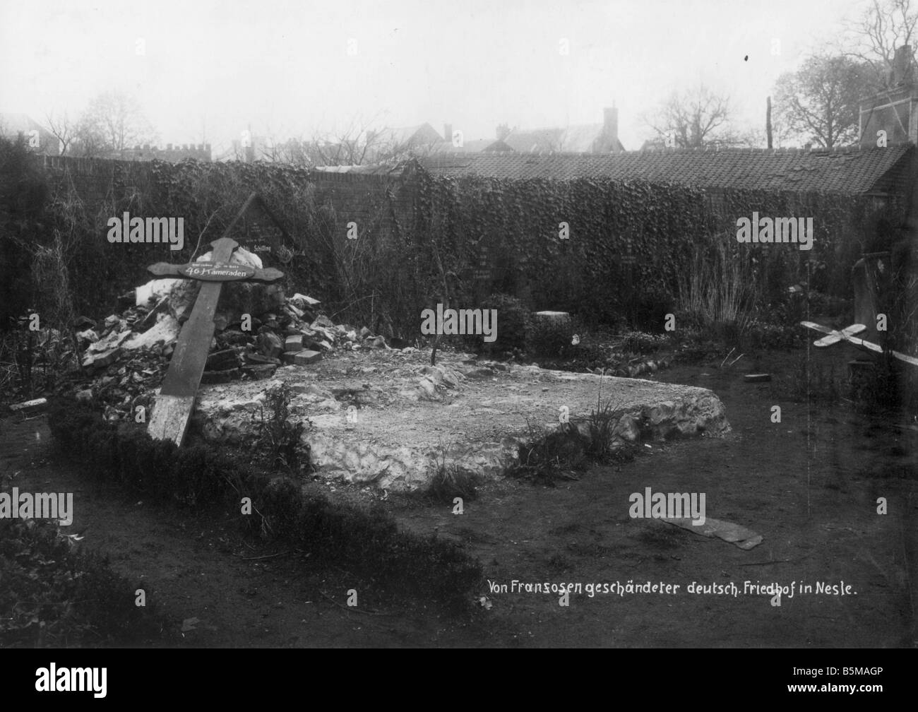 2 G55 W1 1918 6 WWI violato il cimitero di Nesle Storia WWI fronte occidentale tedesco il cimitero di Nesle violato dai francesi Nesle D Foto Stock