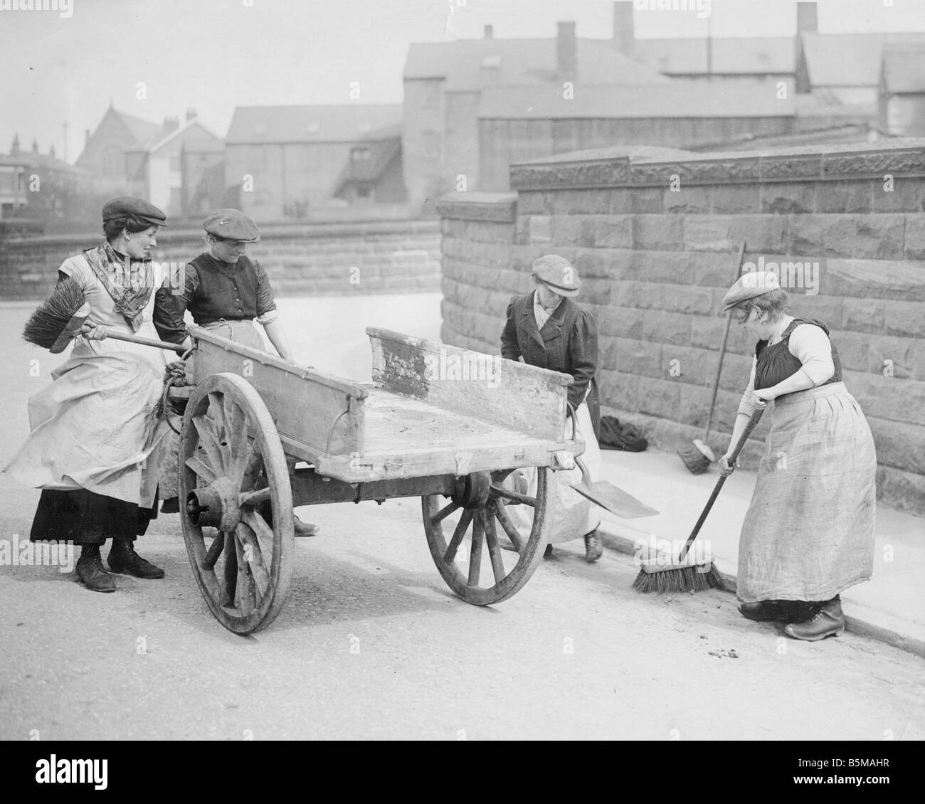 2 G55 W2 1916 Inghilterra donne pulire le strade 1916 Storia Guerra Mondiale 1 economia di guerra in Inghilterra le donne pulire le strade in Ches Foto Stock