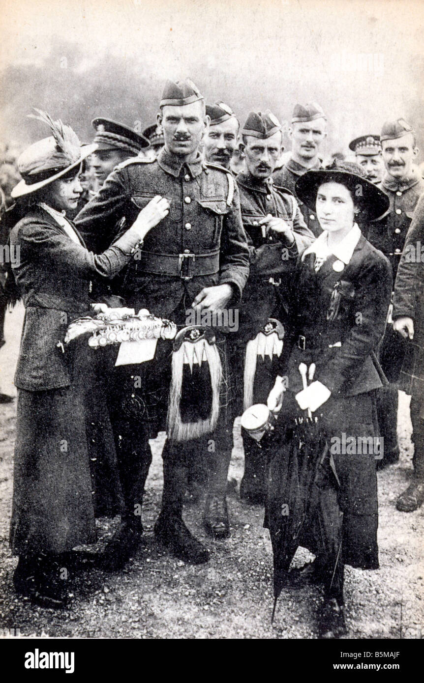 2 G55 W2 1917 18 e le donne davano le medaglie WWI Foto Storia Prima guerra mondiale le economie di guerra donne fuori mano medaglie durante un fondo di guerra Foto Stock