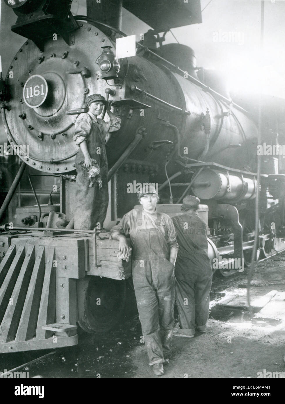 2 G55 W2 1918 26 WW I USA Donna Stand in f Uomini 1918 Storia Prima Guerra Mondiale Economia di guerra USA le donne in stand per gli uomini presso il grande Foto Stock