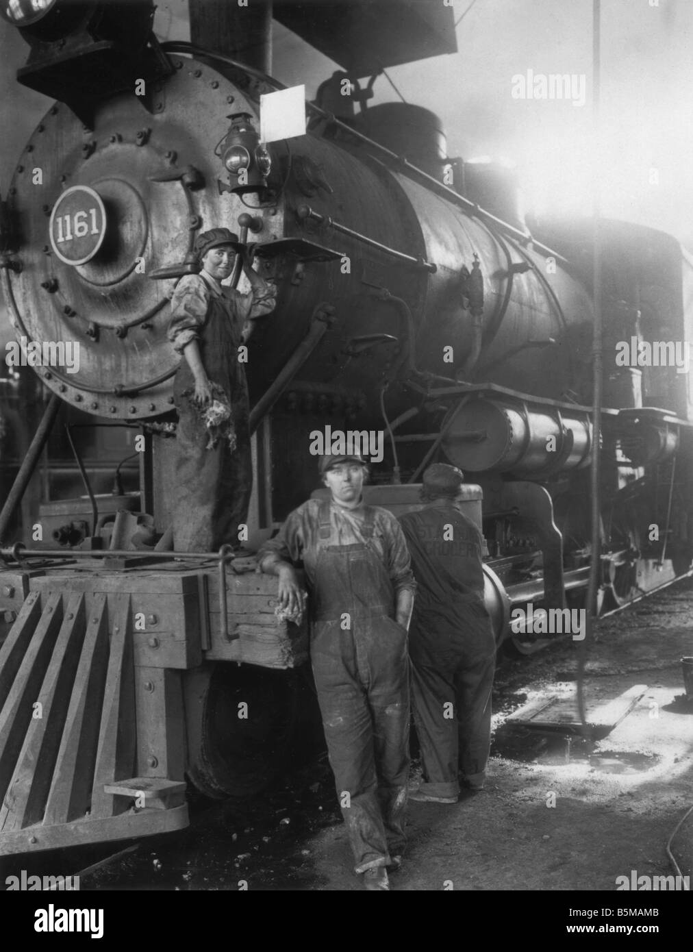 2 G55 W2 1918 6 locomotore e lavori di manutenzione la Prima Guerra Mondiale la storia della prima guerra mondiale le economie di guerra le donne sostituire gli uomini nel Grande Nord Foto Stock