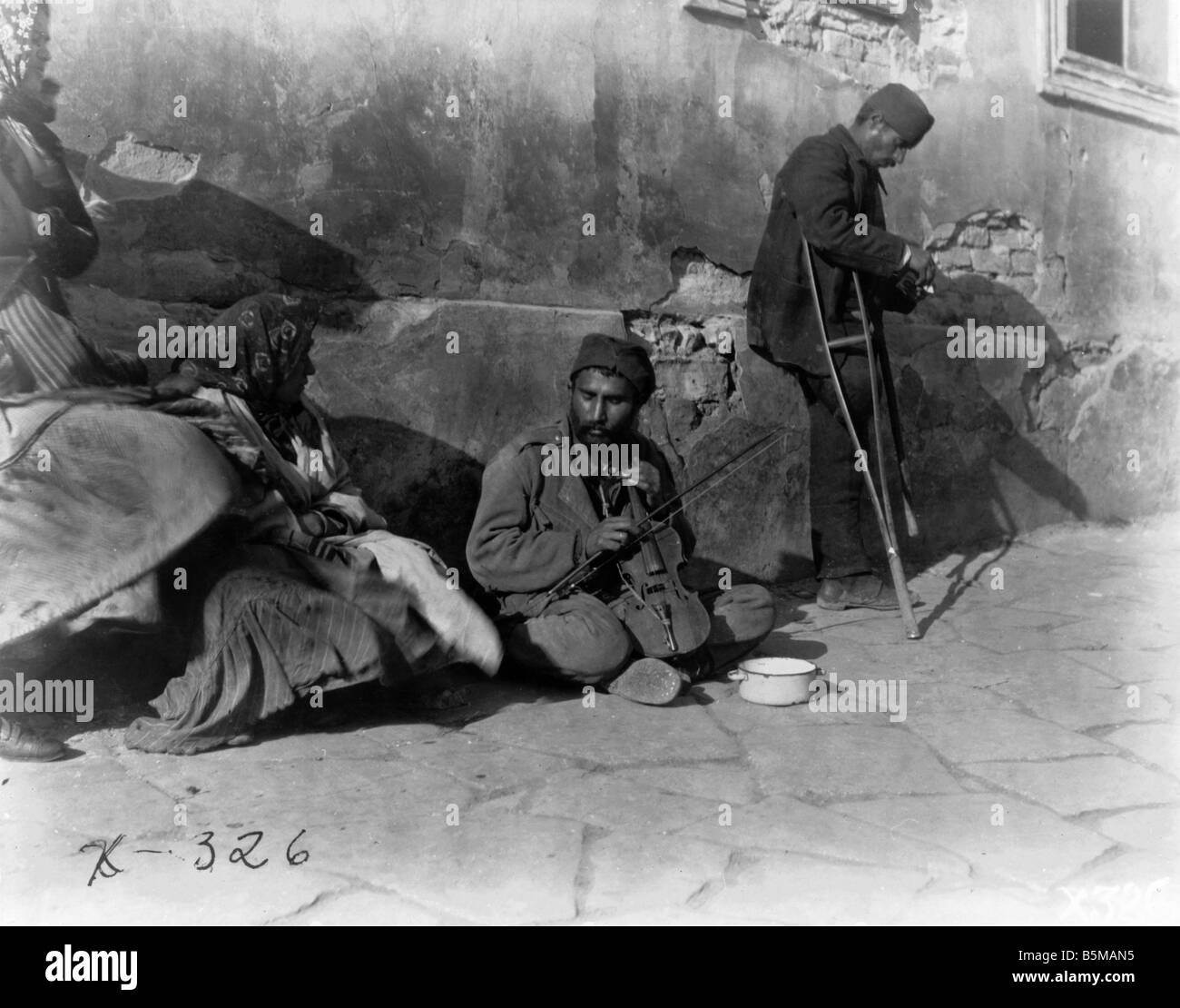 2 G82 S4 1918 musicista di strada a Belgrado Foto 1918 chi viaggia musicisti di strada un soldato ferito durante la guerra di accattonaggio Foto Stock