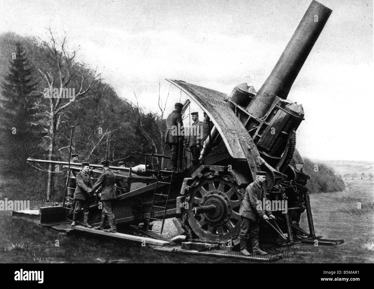 WWI Ger Mortaio di artiglieria Dicke Berta artiglieria militare tedesco truppe di artiglieria elevare un 42cm mortaio Dicke Berta foto senza data Foto Stock