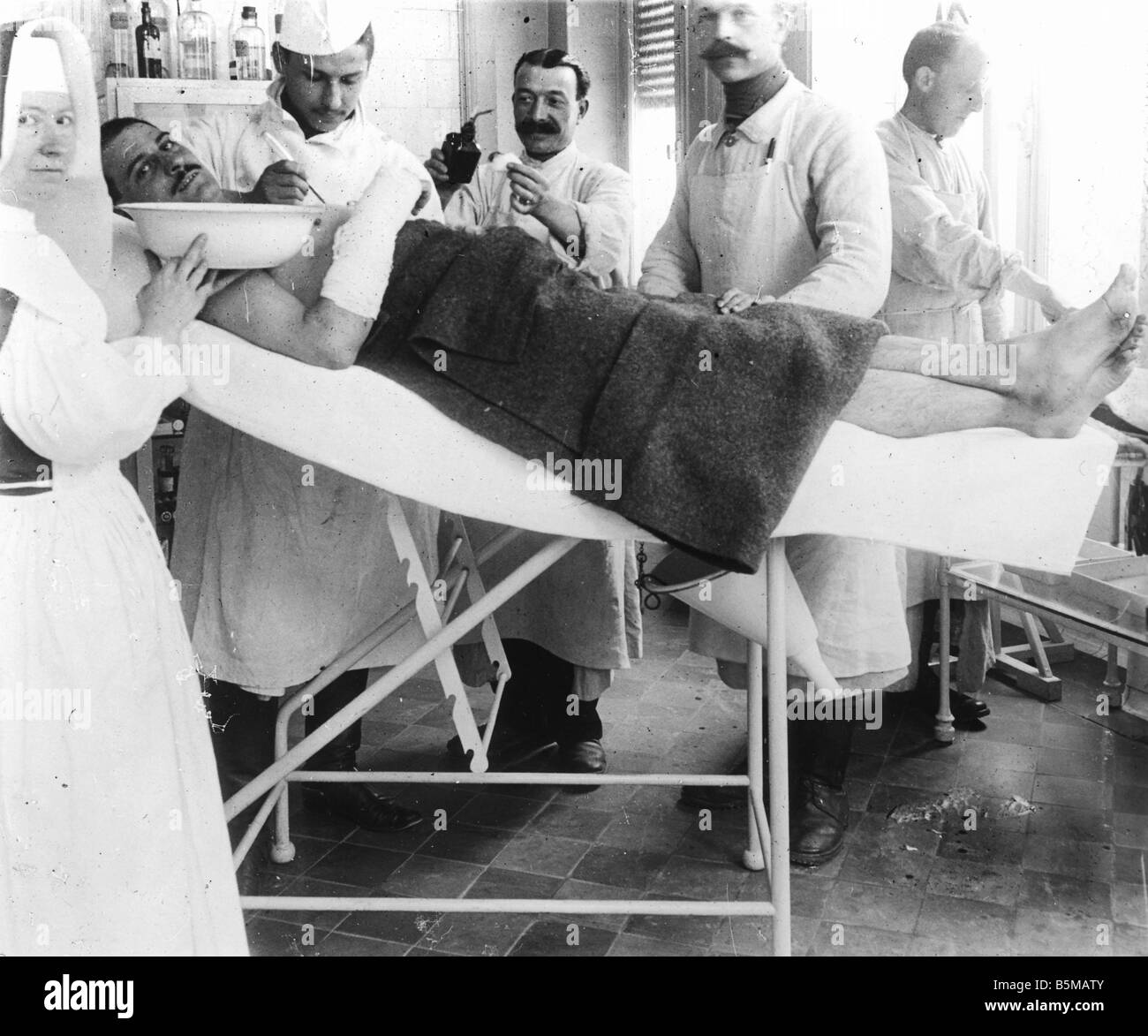 2 M60 L1 1917 13 e WW1 francese ospedale da campo Operazione militare servizi medici un uomo ferito è teso a in un campo francese ho Foto Stock