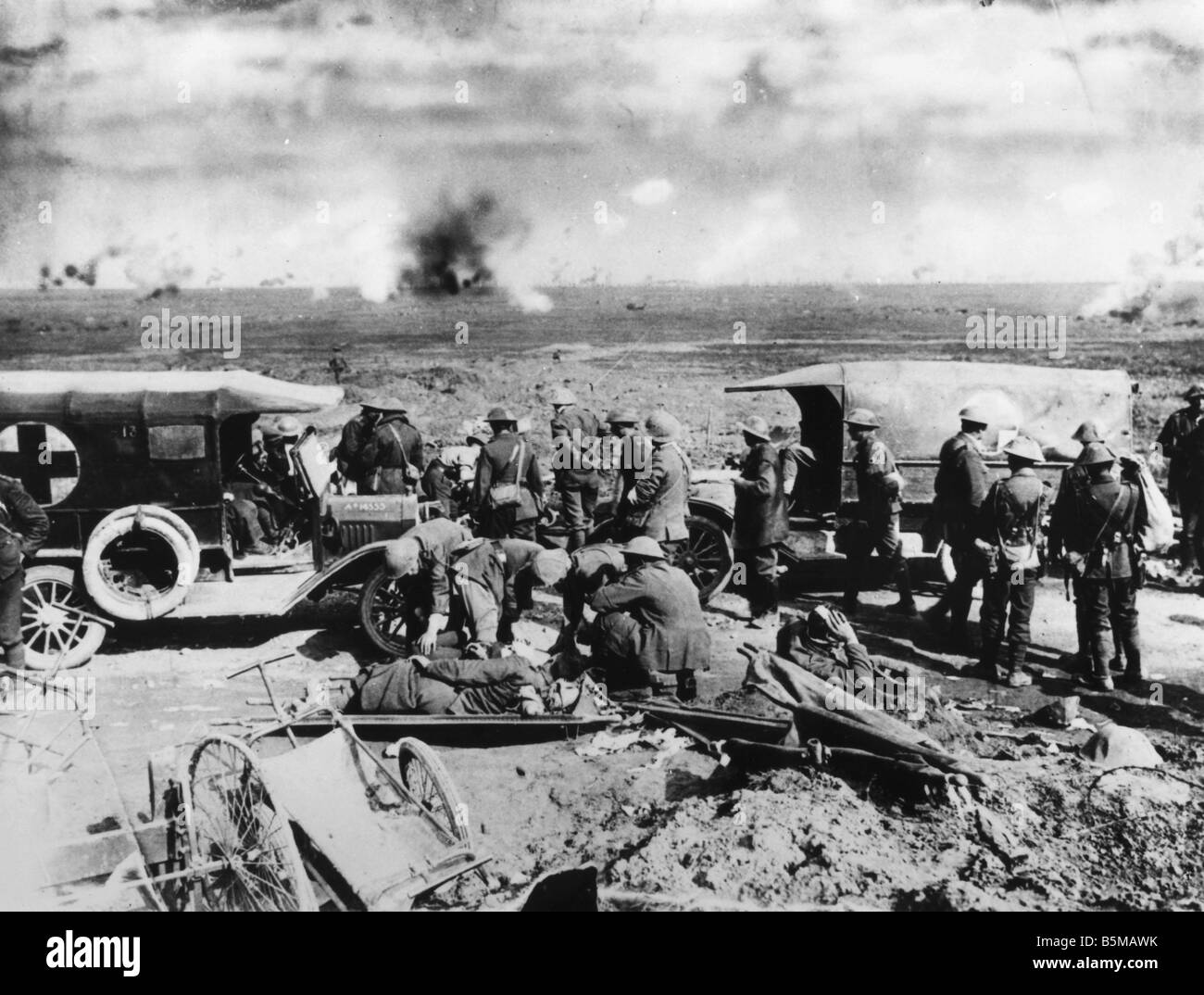 2 M60 L1 1917 4 e il trasporto di feriti alleati c 1917 militari Servizio medico il trasporto dei soldati feriti dietro il Foto Stock