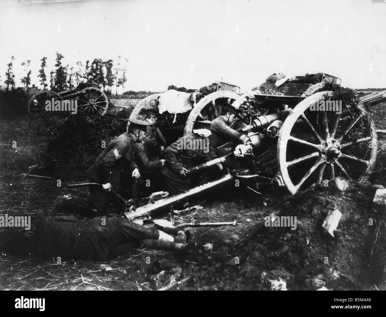Inglese caricamento foto di artiglieria armi militari di artiglieria Guerra Mondiale ho un pezzo di campo inglese l'artiglieria è caricato undat foto Foto Stock