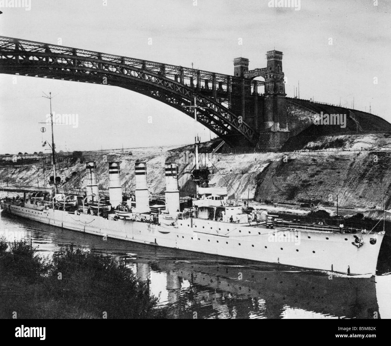 2 M74 M3 1914 Ger cruiser Breslau Photo 1914 marina militare tedesca l incrociatore Tedesco Breslau lungo con la cruiser Goeben si muove nell' Foto Stock