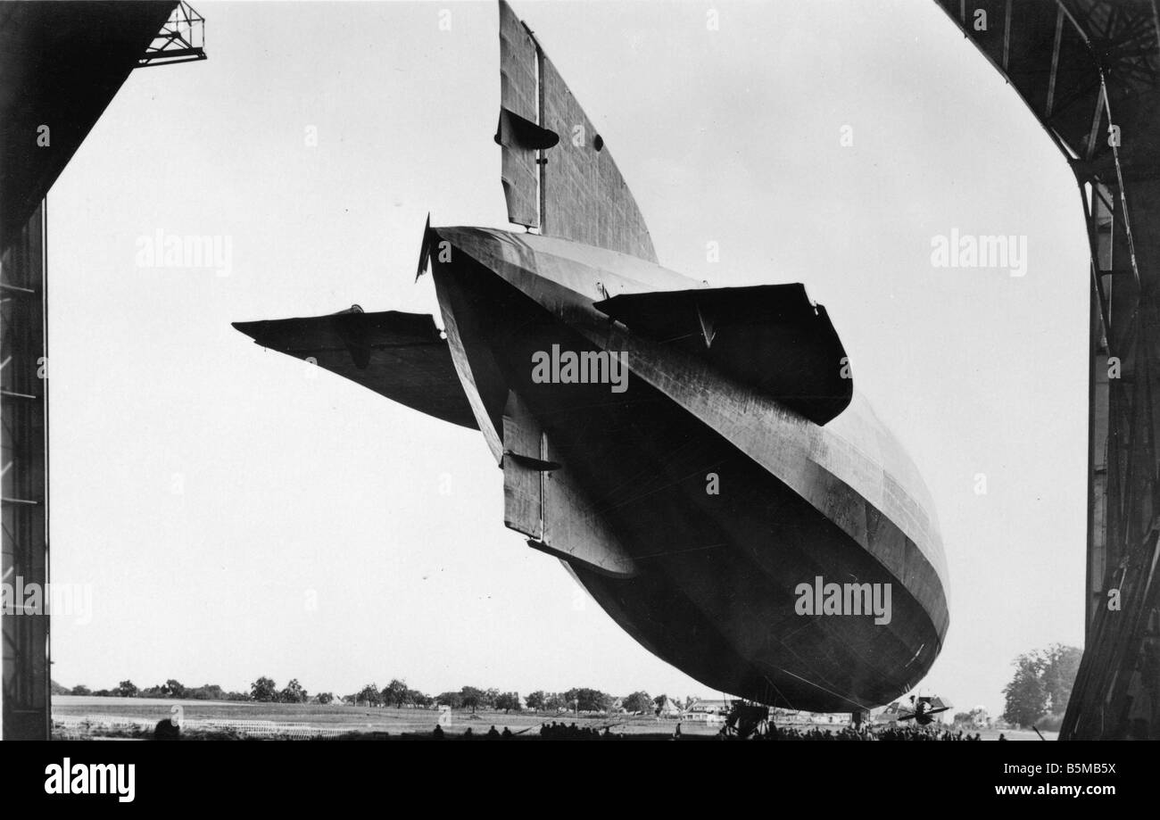 2 V30 L1 1917 3 Navy dirigibile L 53 Photo 1917 Trasporto aereo i dirigibili Navy dirigibile L 53 portato in hangar coda primo Ph Foto Stock