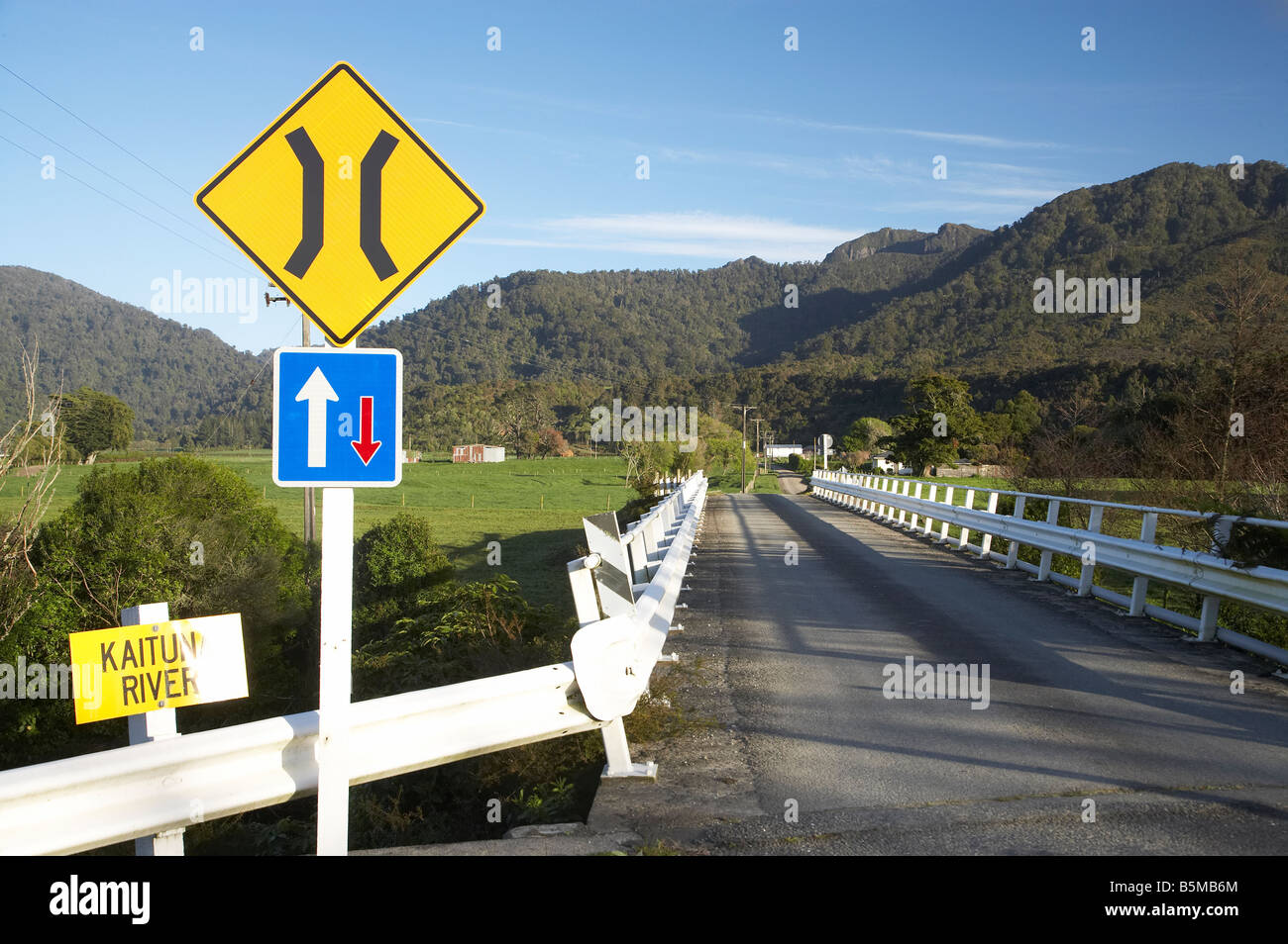 Ponte sul Fiume Kaituna e Gamma Wakamarama Aorere Valley Golden Bay Nelson regione Isola del Sud della Nuova Zelanda Foto Stock