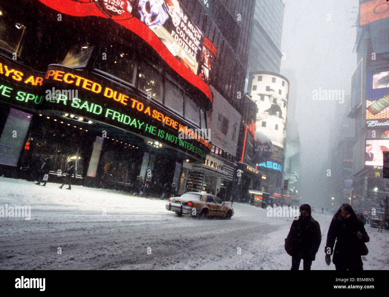 New York City Broadway Times Square New York Theatre District Street durante una tempesta di neve. Cartello al neon che annuncia il forte clima invernale sulla neve USA Foto Stock