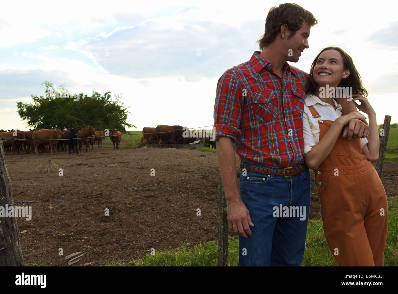 Una giovane coppia in un ranch Foto Stock