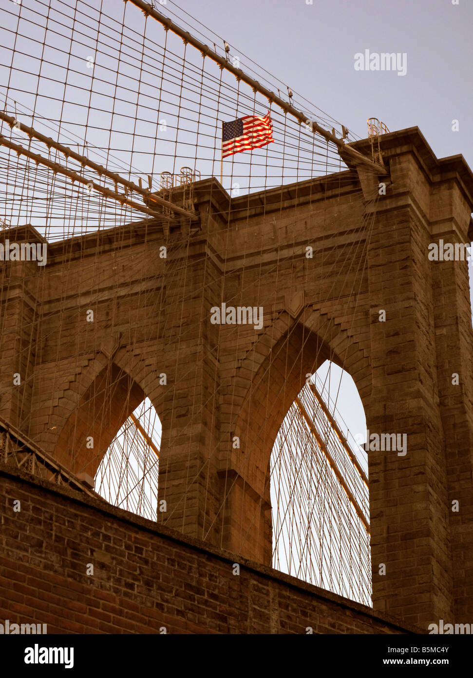 Ponte di Brooklyn bandiera americana tramonto Foto Stock