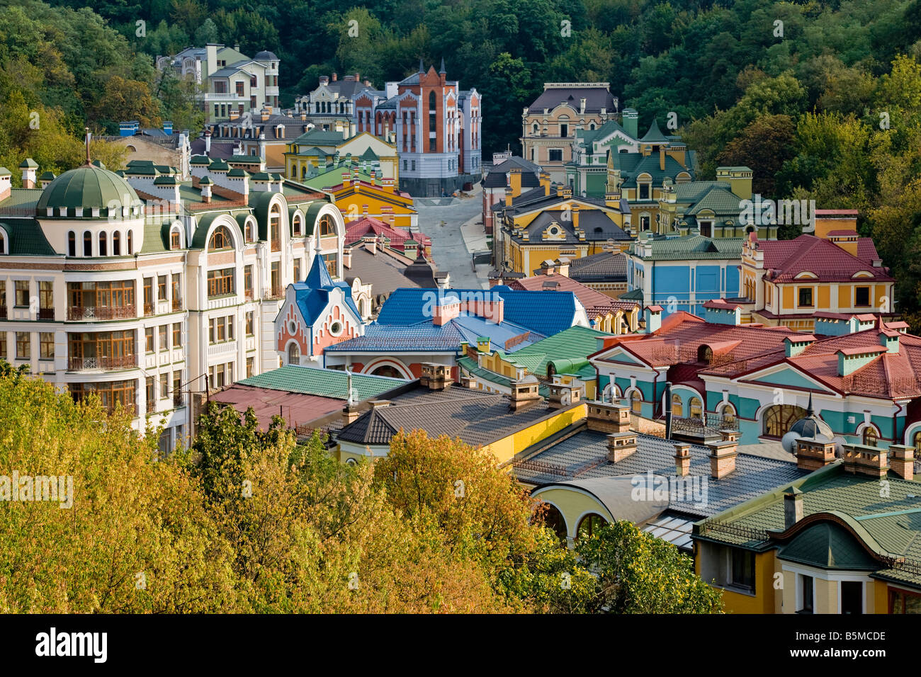 Vista in elevazione sopra gli edifici colorati con tetti multicolore in una nuova area residenziale di Kiev, Ucraina, Europa orientale Foto Stock