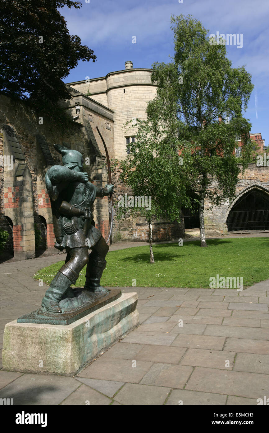 Città di Nottingham, Inghilterra. Il James Woodford scolpito Robin Hood statua, che sorge nei pressi di Nottingham Castle. Foto Stock