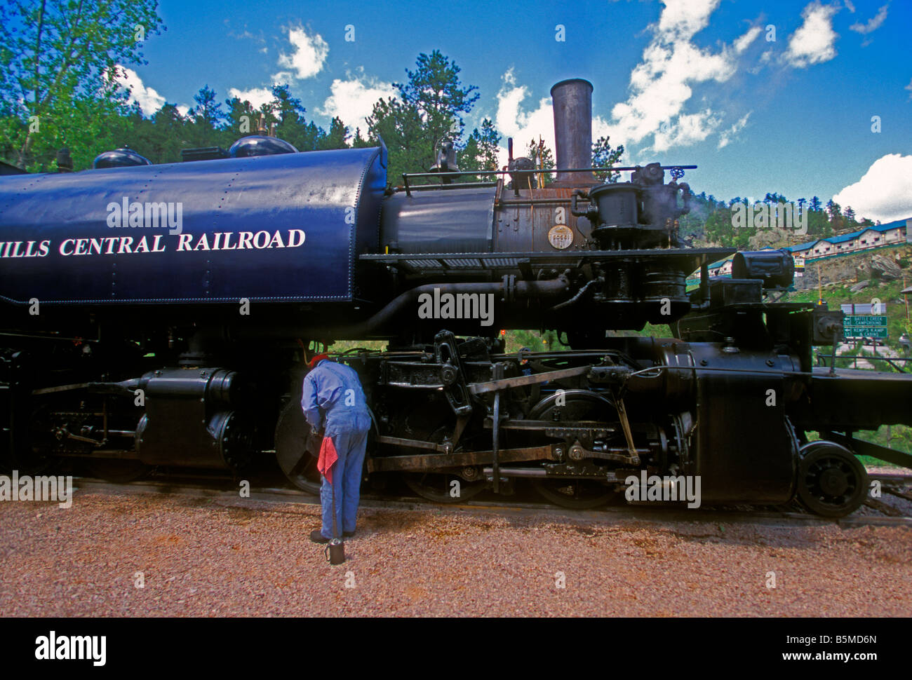 Workman, treno ingegnere, ingegnere di locomotiva a vapore, lavorando sulla ferrovia, Black Hills Ferrovia Centrale, Keystone, Black Hills, Dakota del Sud Foto Stock