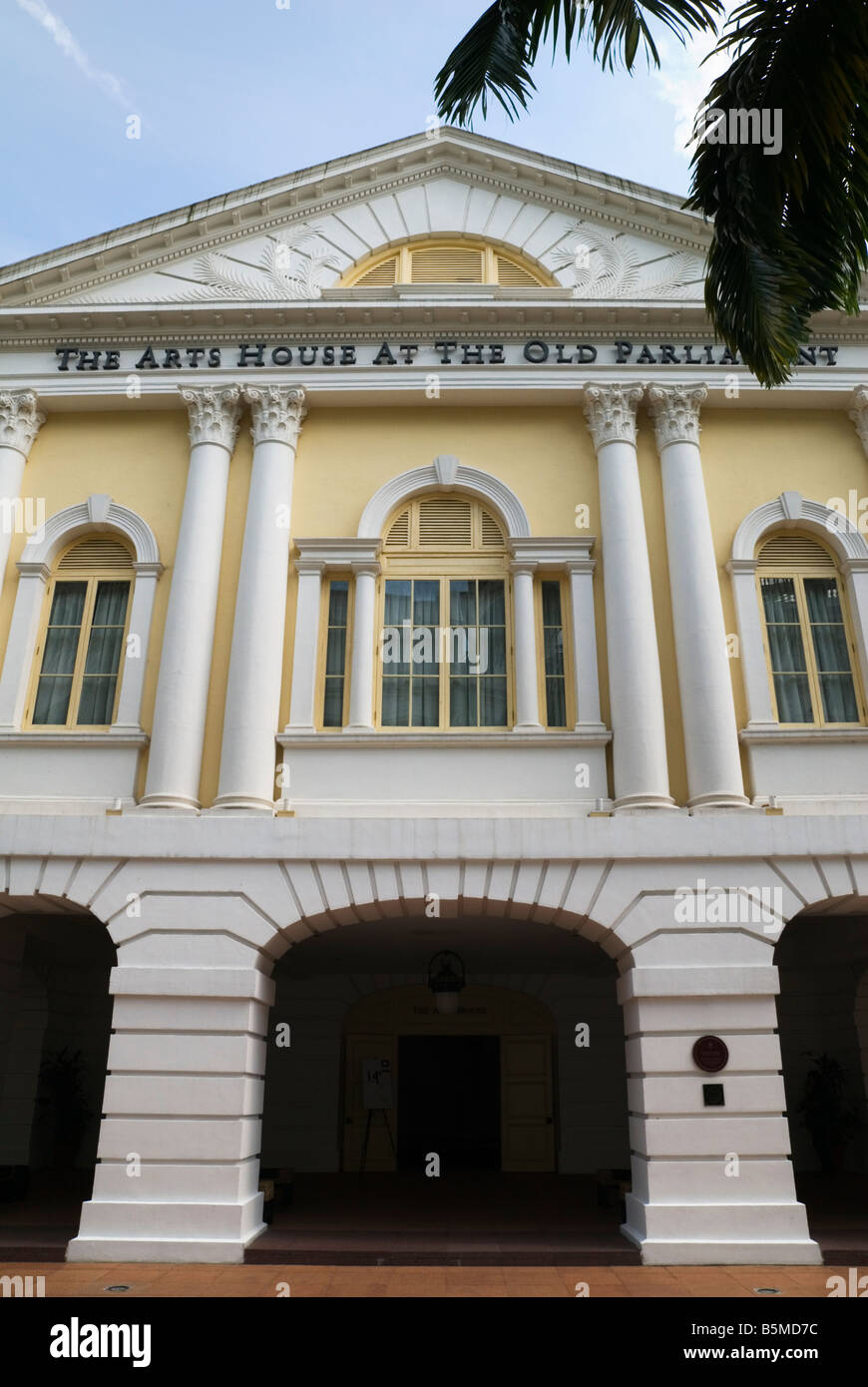 La facciata della Casa delle Arti presso la vecchia Casa del Parlamento che è stato costruito nel 1827 in stile Neo-Palladian, quartiere coloniale, Singapore Foto Stock