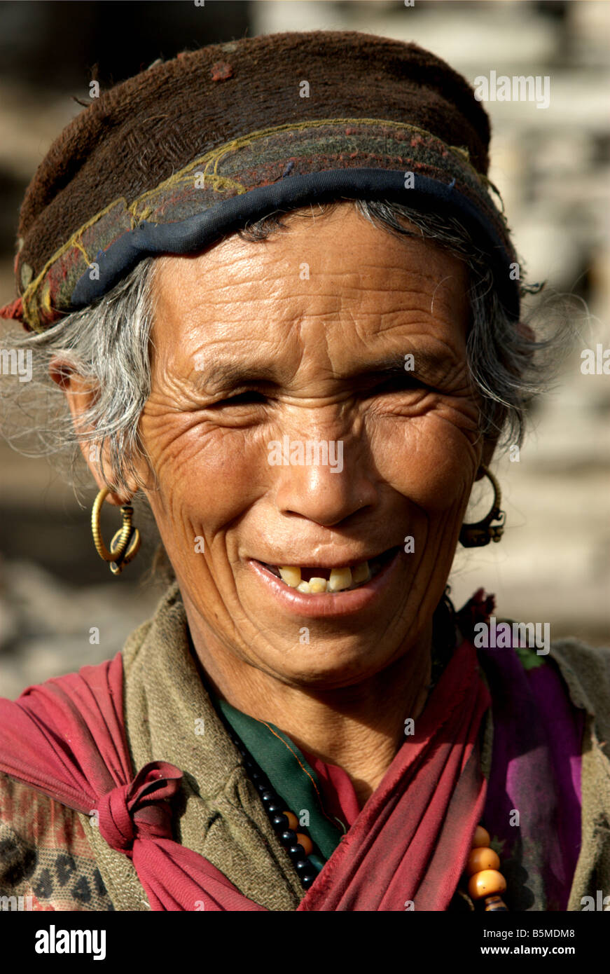 Ridendo Tamang donna, Gatlang, Tamang Heritage trek, Nepal Foto Stock